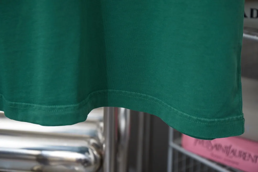 🅿️210 Chrome Hearte 25SS early spring new style, thick version with hot diamond short sleeves, light luxury, essential item for daily commuting for men and women, correct version, welcome to compare, detailed features · 280 grams of 100% pure cotton double yarn jersey fabric · Special thickened 32 pieces of double-strand 1X1 thread in the same vat custom dyeing · Imported Australian matte pearl diamonds ➕Thick version of three-dimensional wow glue cross. Ready-to-wear dyeing Then do the faded fried snowflake process, then wash it to make it look old. Common washing improves the effect · Double-needle sewing process · Original main mark, washed tag, brand moisture-proof paper packaging Color: black/white/green/blue Size: S/M/L/XL